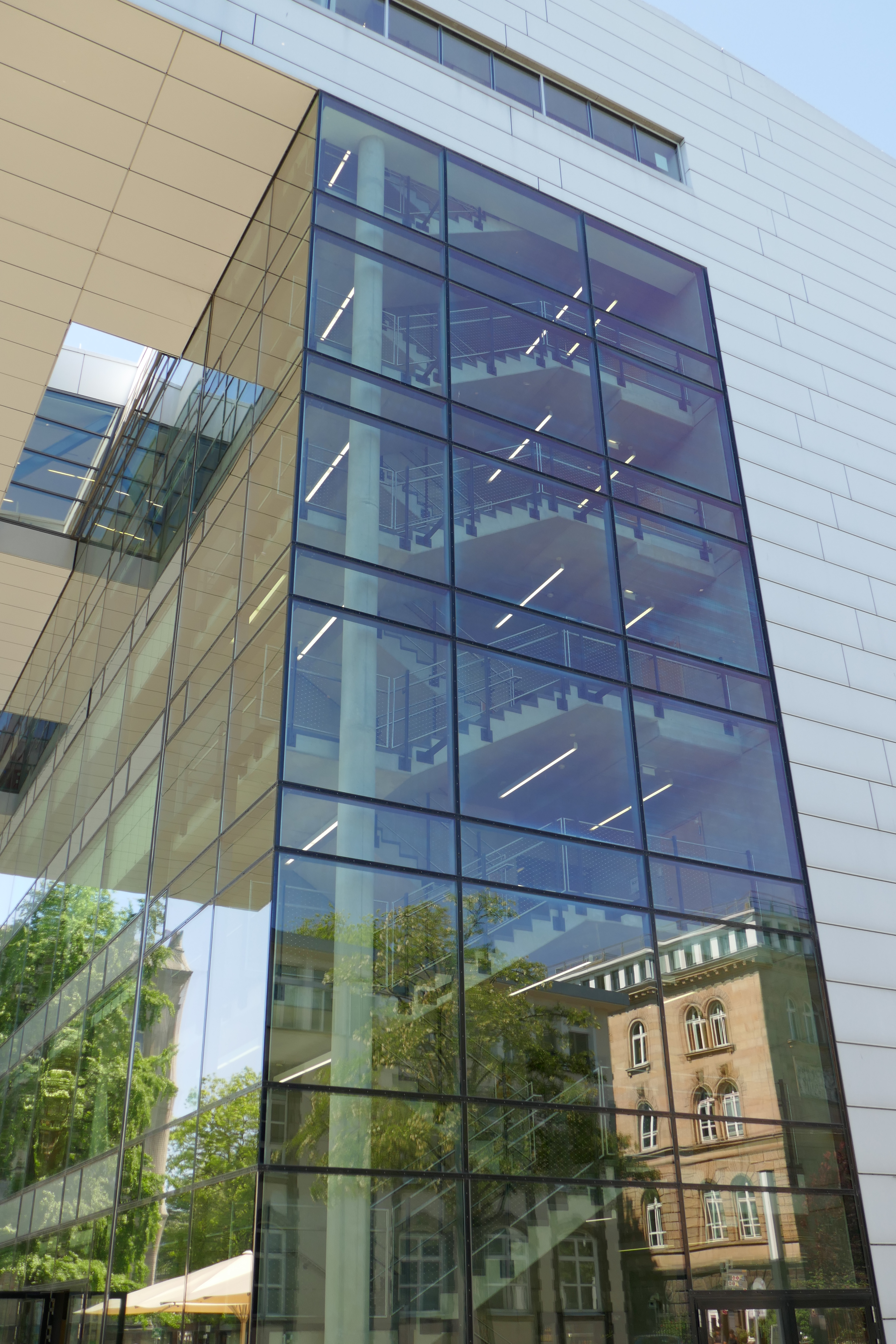 Super C: Innen & Außen